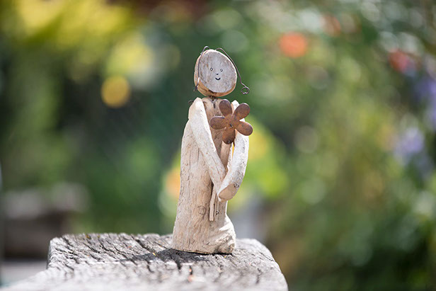Kunstvolle Holzkunst aus Treibholz. Holzfiguren und Skulpturen für Haus und Garten in Starnberg.